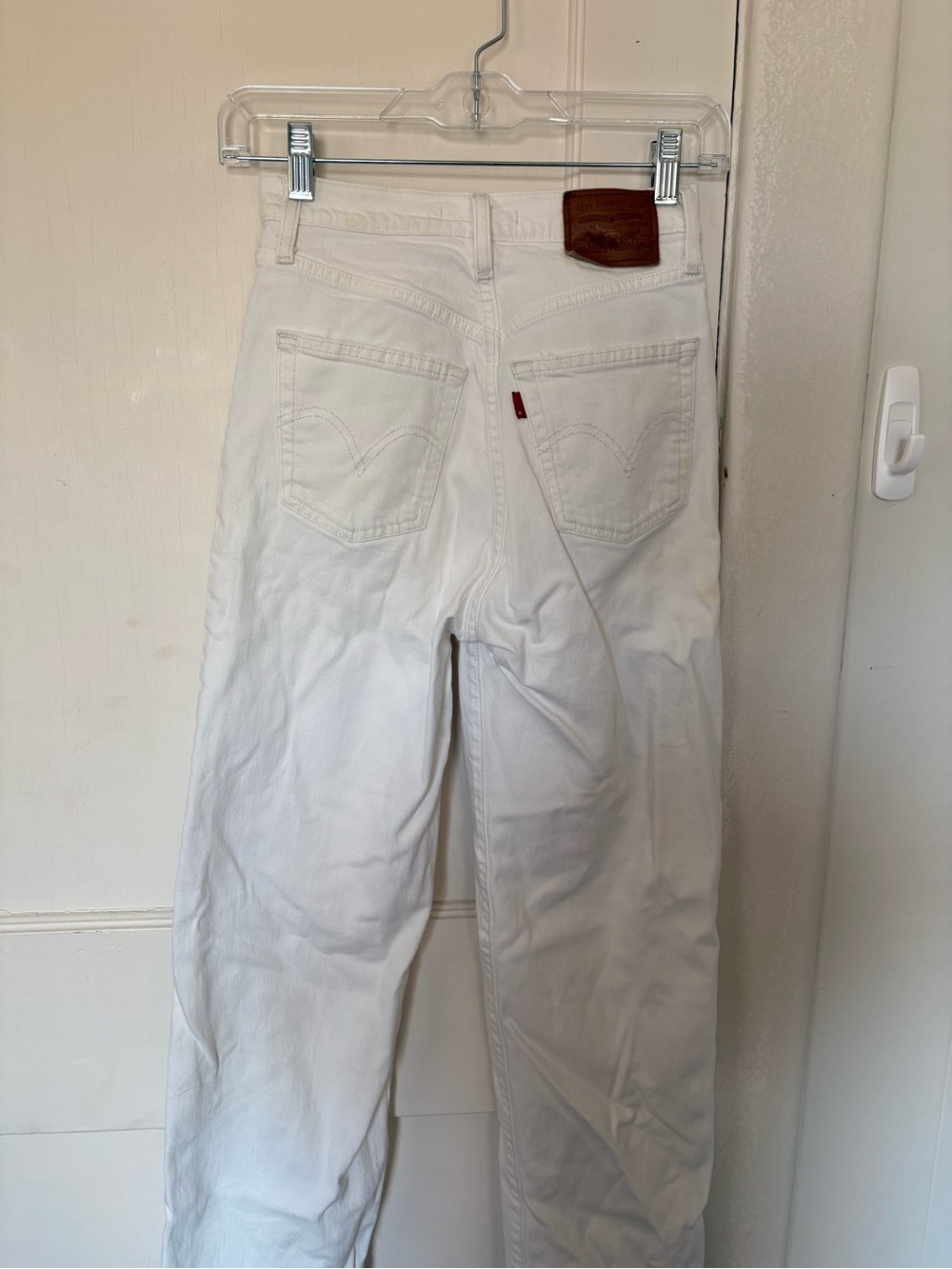 Levi’s White Ribcage Straight Ankle Jeans - Picture 3 of 4